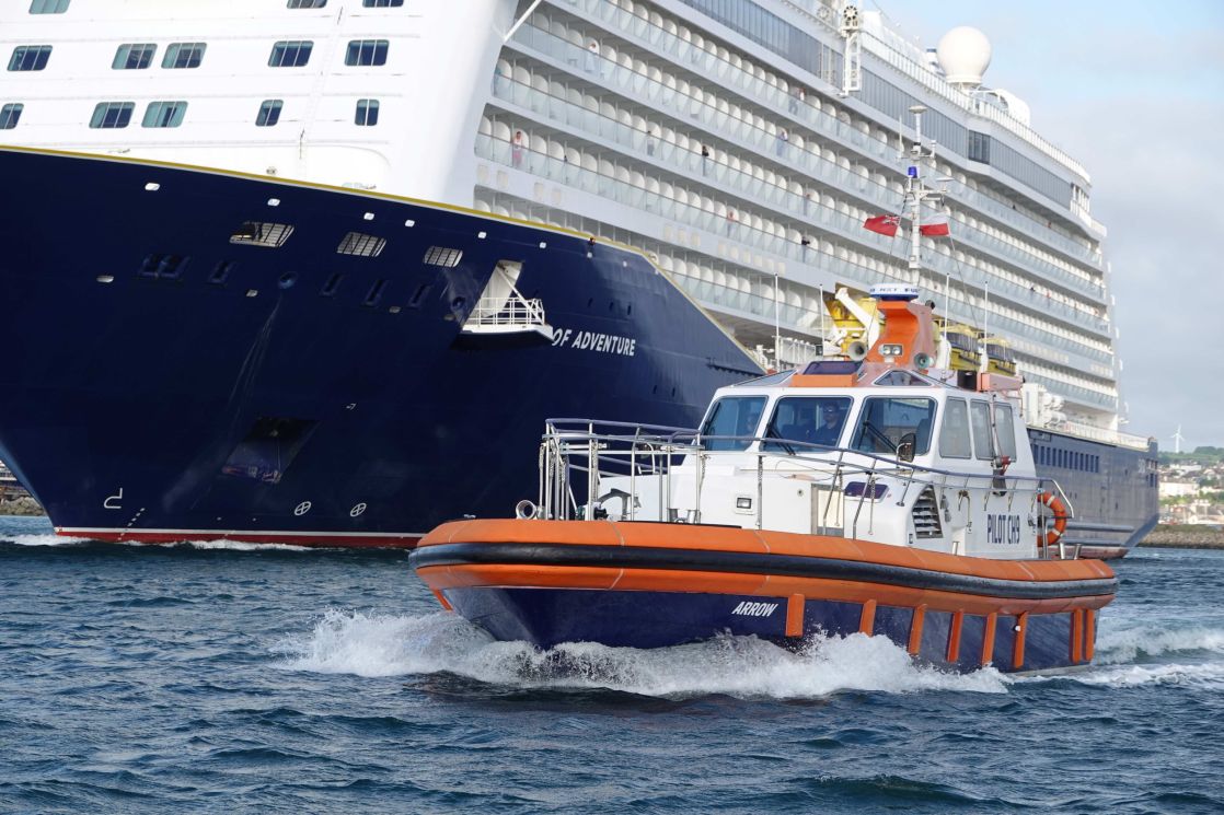 Pilot boat Arrow alongside a cruise liner