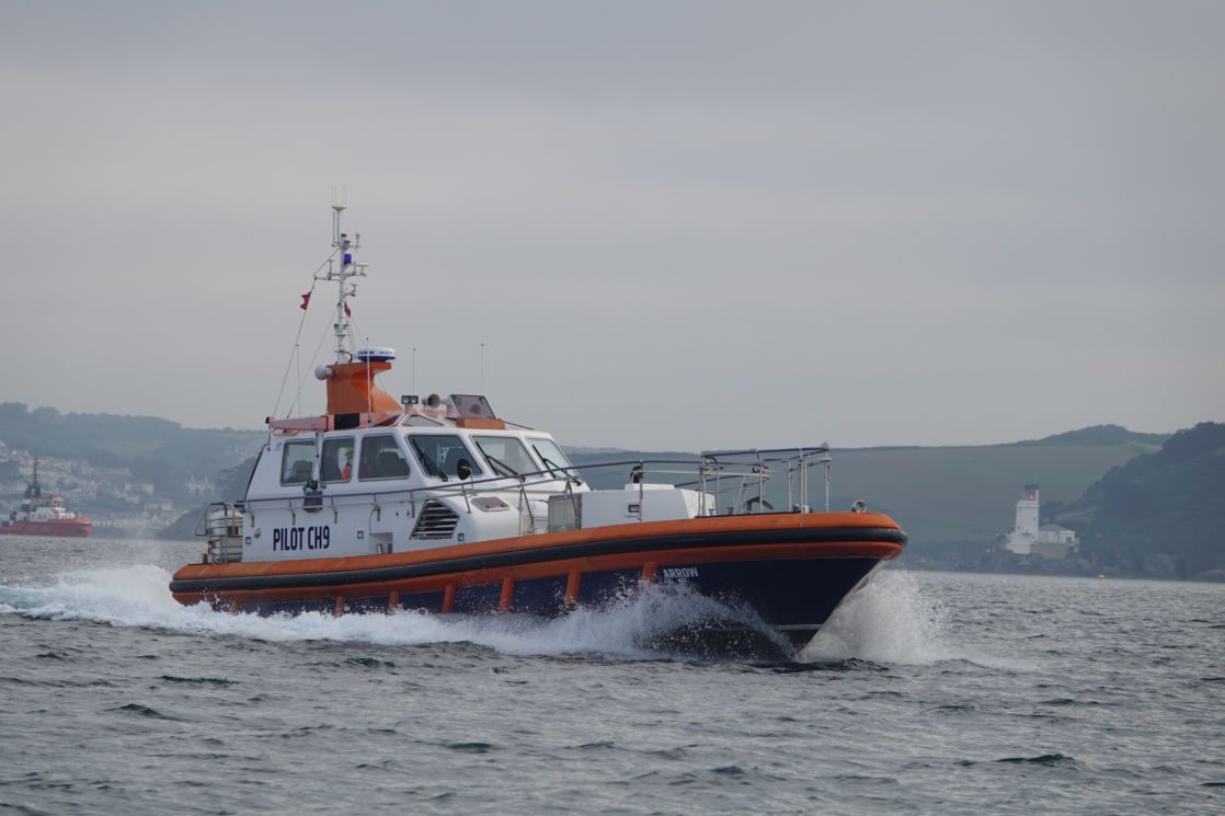 Pilot boar Arrow cruising through the bay